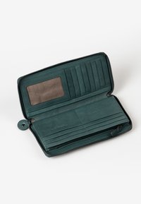 Portafoglio in pelle turchese con chiusura a zip, otto slot per carte e una tasca trasparente per l'ID. Texture liscia con cuciture lungo i bordi.