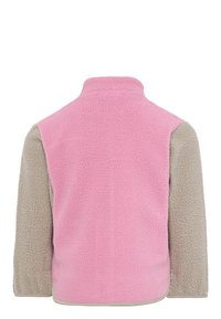 Δίχρωμο φλις μπουφάν με ροζ σώμα και μπεζ μανίκια. Διαθέτει ψηλό γιακά και απαλό, υφασμάτινο ύφασμα με υφή. Χωρίς εμφανή μεταλλικά στοιχεία ή σχέδια.