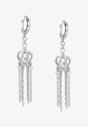 Ezüst fülbevalók koronás dizájnnal, középen egy áttetsző kővel, amelyet hullámzó ezüst láncok vesznek körül. Simító, fényes fémfelület.