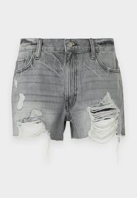 Shorts en denim gris avec des ourlets effilochés et plusieurs zones déchirées, fermeture à bouton et deux poches avant.
