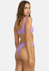 Lila texturerad bikini-set som har en fyrkantig halsringning på toppen och högmidjade byxor, med en sömlös design och minimala hårdvaruaccenter.