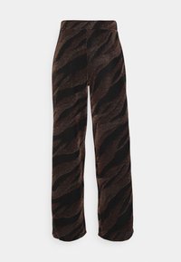 Pantalons à jambes larges en matériau doux et extensible, dotés d'un motif de rayures tigre marron et noir avec une texture lisse et brillante.