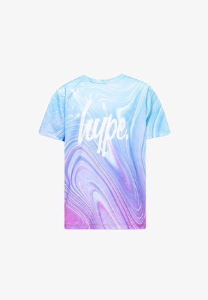 Camiseta con patrón de mármol azul y púrpura en espiral y logo blanco "hype." centrado en la parte delantera.