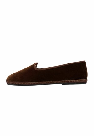 Mocassino slip-on in camoscio marrone scuro con tacco basso e punta arrotondata, visto di lato su sfondo bianco.