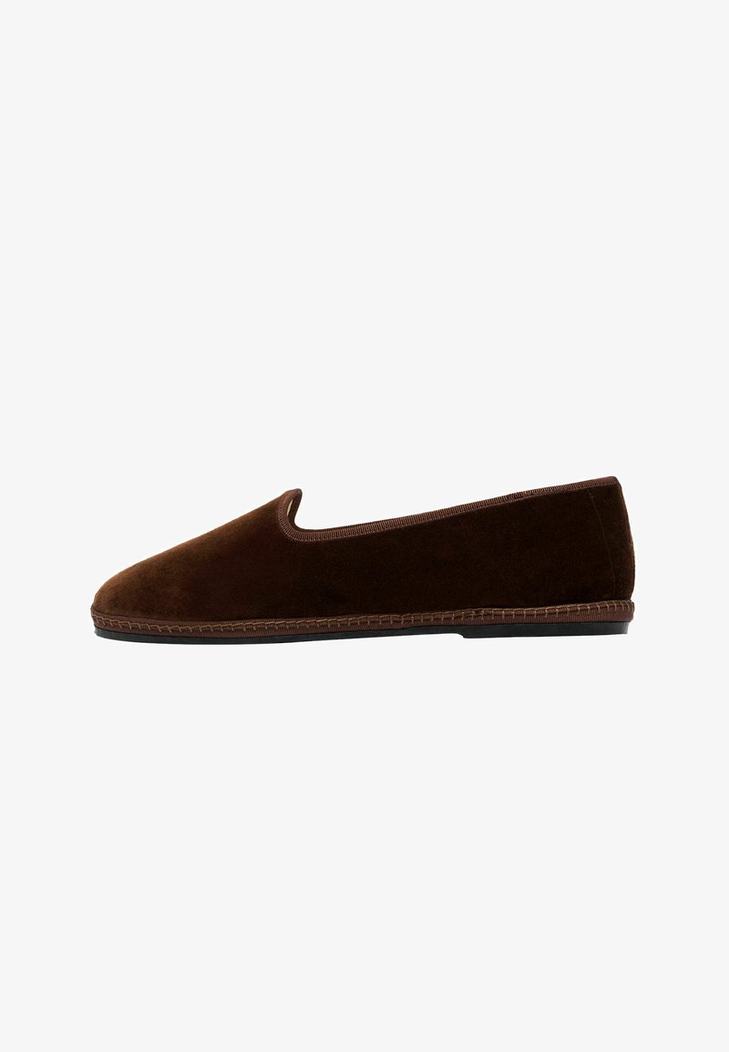 Mocassin en daim marron foncé à enfiler avec un petit talon et un bout arrondi, vu de profil sur fond blanc.