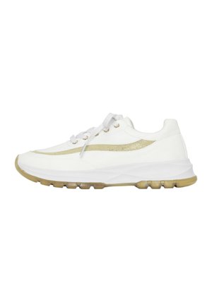 Witte sportieve sneakers met gouden glitteraccenten, een gestructureerde bovenkant, een gevoerde kraag en een doorzichtige rubberen zool met een golfpatroon.