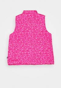 Rosa ärmellose Weste mit floralem Muster, ausgestattet mit einem hohen Kragen und gesteppten Paneelen. Weiche Textur mit einem leichten, puffigen Design.