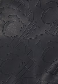 Calvin Klein Jeans MONOGRAM SOFT FLATPACK UNISEX - Borsa a tracolla - black