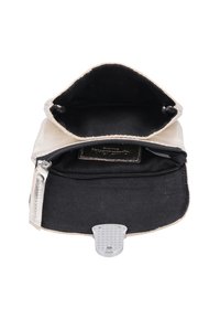 Mažas kreminis odinis maišelis su užtrauktuku, juoda audinio vidinė dalis ir metalinis akcentas apačioje. Atidarytas, kad parodytų pakankamai vietos.