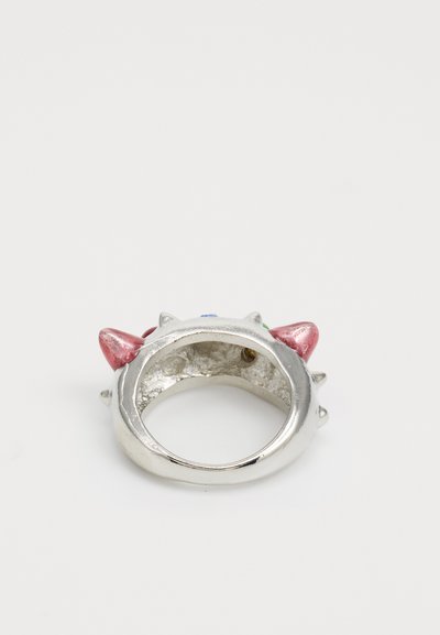 Bague en métal argenté avec des oreilles roses surélevées, des gemmes colorées en accent et des pointes le long de l'anneau. Texture lisse avec une finition polie.