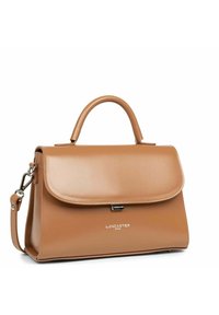Borsa a mano in pelle marrone con design strutturato, manico superiore e tracolla regolabile. Presenta una chiusura a patta e un dettaglio con logo.