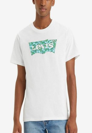 Camiseta de algodón blanca con un logo de Levi's estampado con un patrón de hojas verdes en el frente. Manga corta y corte relajado. Ideal para un look casual.