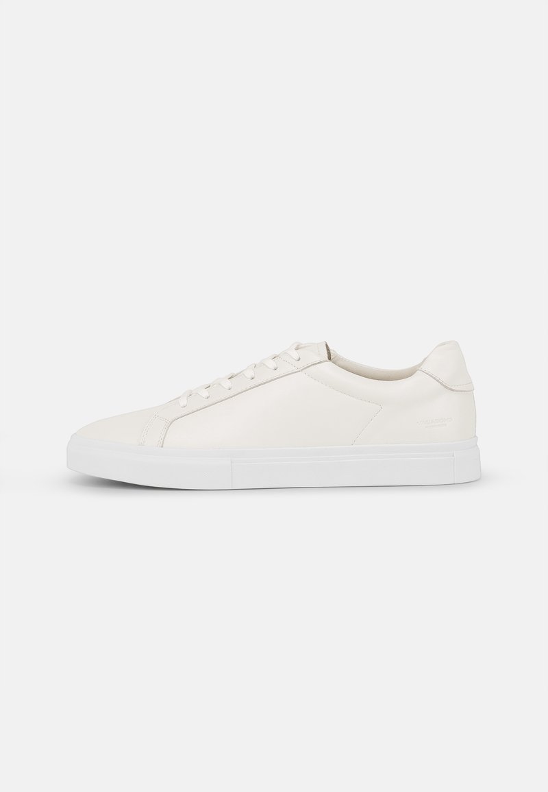 Weiße Ledersneaker mit glatter Oberfläche, runder Zehenpartie, flacher weißer Gummisohle und passender Schnürsenkel. Einfaches Design mit minimalen Details.