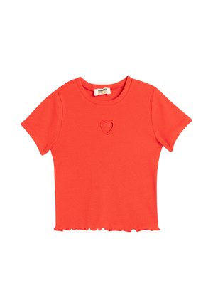 Camiseta roja de manga corta con un escote redondo y un pequeño corte en forma de corazón en el pecho. Presenta un dobladillo con volantes en la parte inferior.