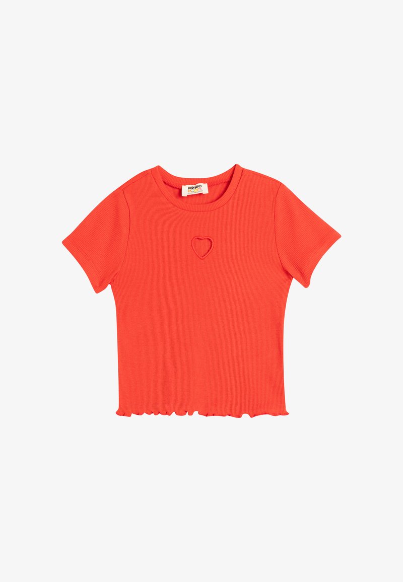 Camiseta roja de manga corta con un escote redondo y un pequeño corte en forma de corazón en el pecho. Presenta un dobladillo con volantes en la parte inferior.