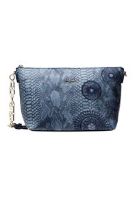 Niebiesko-szara torebka o wzorze skóry węża, ozdobiona okrągłymi, haftowanymi naszywkami oraz ozdobnym złoconym łańcuszkiem na pasku.