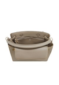 Bolso de mano de cuero beige texturizado con asa superior, bolsillo frontal con solapa y compartimento interior con cremallera.
