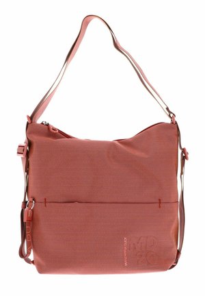 Borsa a spalla in tessuto rosso con trama, tracolla regolabile, tasca frontale con cerniera e piccolo logo sul angolo inferiore destro.