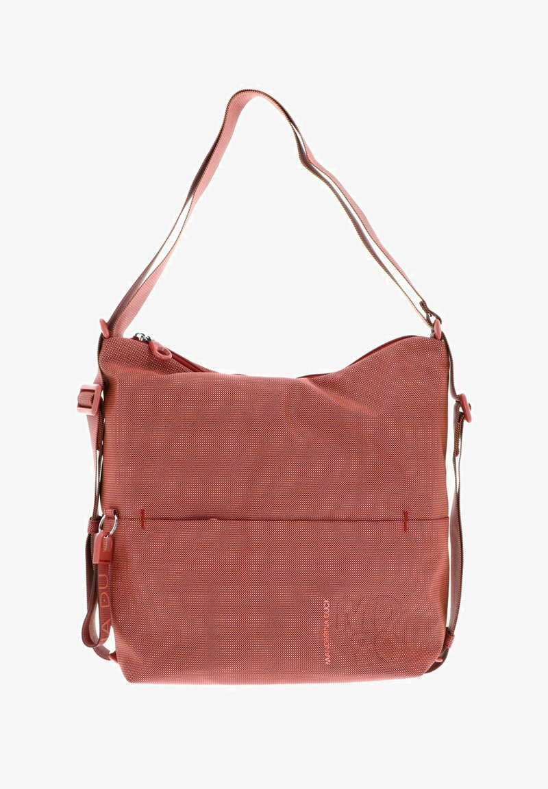 Sac à épaule en tissu rouge texturé avec sangle ajustable, poche zippée à l'avant et petite étiquette de marque dans le coin inférieur droit.