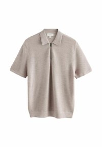 Polo de punto de manga corta en beige claro, con un patrón texturizado, cuello plano y cierre frontal de media cremallera. Material suave.