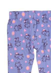Leggings viola realizzati in un tessuto morbido, con un motivo ripetuto di personaggi dei cartoni animati, cuori e fiori in rosa e giallo.