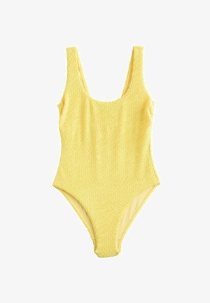 Geltona tekstūruota vientisa maudymosi kostiumėlis su plačiomis petnešėlėmis ir iškirpte, pateikta ant balto fono.