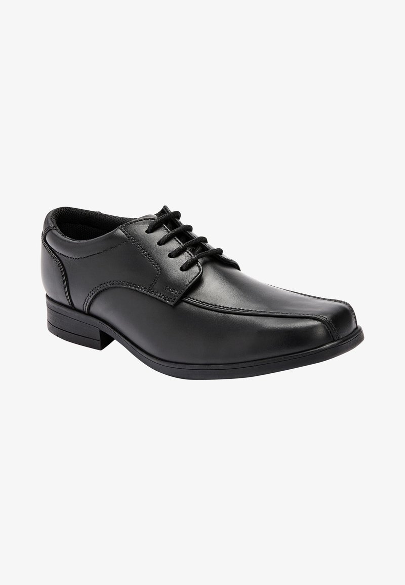 Chaussure de ville noire en cuir pour homme avec lacets à l'avant et petit talon, montrant les détails latéraux et frontaux sur fond blanc.