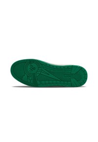 Grüner Gummisneaker-Sohle mit gemusterten Rillen und strukturierter Oberfläche; verfügt über ein Logo in der Mitte und ein ausgeprägtes Profil für Grip.