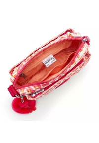 Kleine Kipling-Tasche mit pink-orange Leopardenmuster, Reißverschlussöffnung, Innentaschen und rotem, flauschigem Schlüsselanhänger.