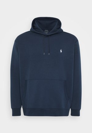 Felpa blu navy realizzata in tessuto morbido, con tasca a marsupio, cappuccio con cordini e un piccolo logo bianco sul lato sinistro del petto.