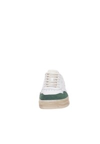 Sneaker bianco con accenti in suede verde, punta arrotondata, lacci piatti cerati e suola in gomma texture. Etichetta del marchio visibile sulla linguetta.