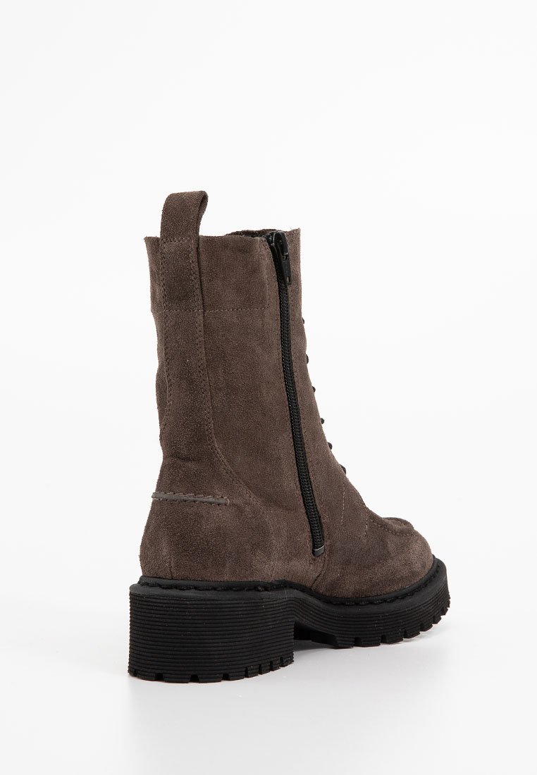 Braune Wildleder-Ankle-Boots mit seitlichem Reißverschluss, strukturierter Oberfläche, runder Zehenpartie und einer klobigen schwarzen Gummisohle. Mit einem Zugband auf der Rückseite.