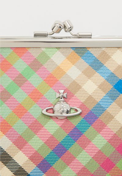 Mintás kézitáska fém csattal; színes kockás mintázattal, rózsaszín, zöld, kék és bézs négyzetekkel. Csillogó fém díszítés.