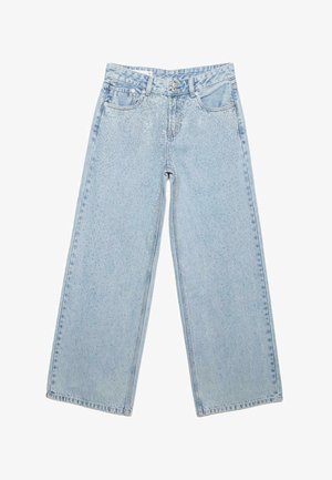 Jean large bleu clair avec poches avant, passants de ceinture, fermeture par boutons et détails subtils de paillettes sur les panneaux avant.