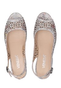 Ausschnitt-Peep-Toe-Schuhe aus hellfarbenem synthetischem Material mit einem dekorativen Blumenmuster, ausgestattet mit einem Slingback-Riemen und einer Schnallenverschluss.