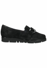 Scarpa slip-on in suede nera con punta rotonda, dotata di una catena decorativa sulla parte anteriore e di una suola in gomma spessa e texturizzata.