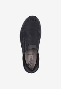 Zapato negro de cuero sin cordones con punta redondeada, costuras decorativas, paneles laterales elásticos y plantilla acolchada con branding.