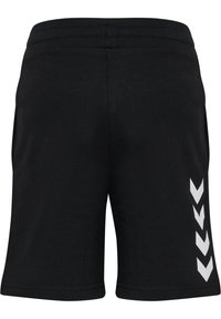Svart sportshorts i strukturerad tyg, med en enfärgad design och vita chevron-accenter på vänster sida samt en elastisk midja.