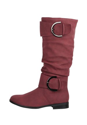 Botas hasta la rodilla de cuero sintético burdeos con diseño fruncido, que cuentan con dos correas anchas y hebillas metálicas circulares como detalle.
