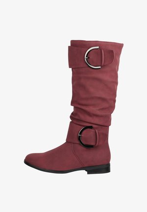 Bordeauxrode kniehoge laarzen van nep leer met een ingezakte look, voorzien van twee brede riemen en ronde metalen gespen als detail.