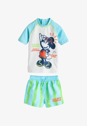 Ensemble de natation pour enfants comprenant un t-shirt blanc aux manches bleu clair avec un motif Mickey Mouse, assorti à un short rayé vert et bleu.