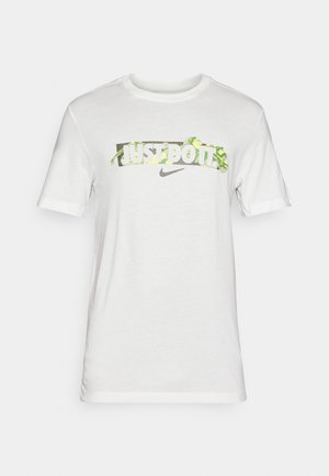Balta kokvilnas T-kreklu ar zaļu un pelēku "JUST DO IT." grafiku. Īsas piedurknes ar apaļu izgriezumu. Vienkāršs un viegls dizains.