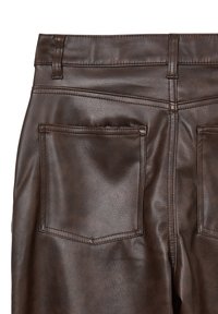 Braune Lederhosen mit strukturiertem Finish, zwei Gesäßtaschen, einem Bund mit Gürtelschlaufen und gesteppten Akzenten.