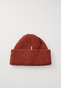 Bonnet en tricot côtelé de couleur rouille avec un revers, arborant une petite étiquette blanche de la marque centrée sur le revers.
