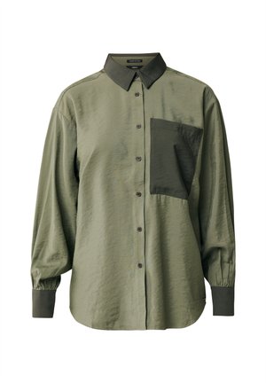 Chemise à boutons dans un vert olive clair avec une poche plus foncée, dotée d'un col classique, de manches longues et d'un tissu légèrement texturé.