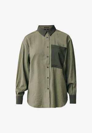 Chemise à boutons dans un vert olive clair avec une poche plus foncée, dotée d'un col classique, de manches longues et d'un tissu légèrement texturé.