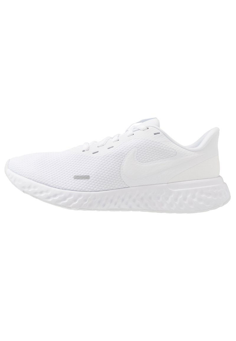Zapatilla deportiva blanca con parte superior de malla texturizada, acentos suaves y una suela ondulada acolchada. Presenta un discreto logo de Nike en el lateral.