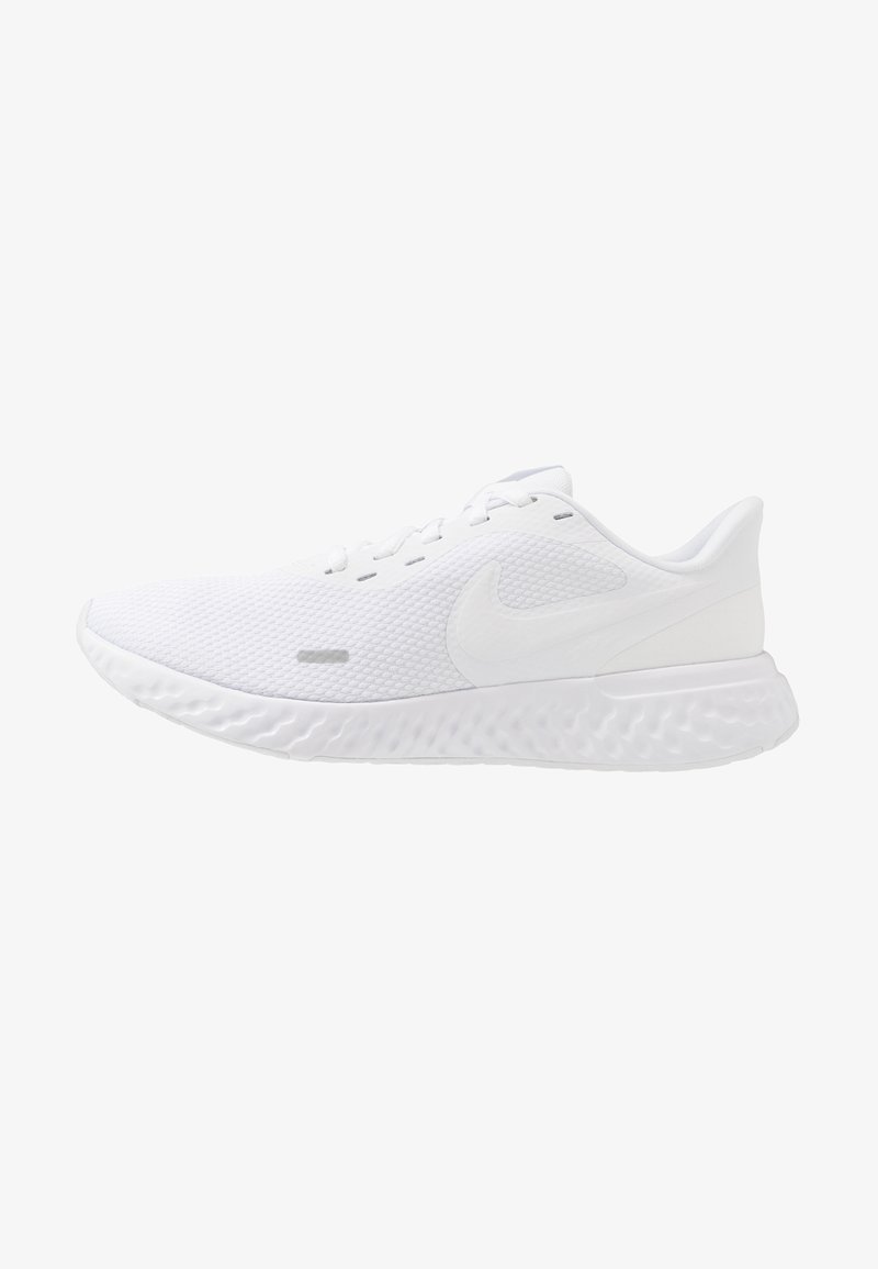 Zapatilla deportiva blanca con parte superior de malla texturizada, acentos suaves y una suela ondulada acolchada. Presenta un discreto logo de Nike en el lateral.