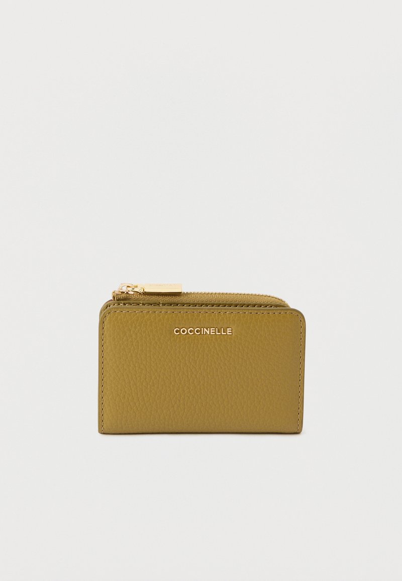 Portofel verde din piele cu finisaj texturat, închidere cu fermoar, accesorii aurii și logo embossat. Formă rectangulară cu linii curate.