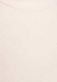 Tecido ribbed em rosa claro com uma textura suave e um brilho subtil, apresentando um decote alto e riscas verticais de malha bem justas.